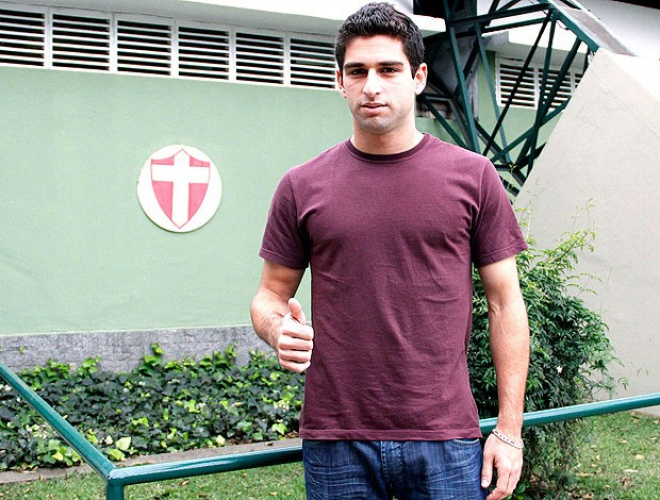 Pedro Carmona acena em sua chegada ao centro de treinamento do Palmeiras (Foto: Ag. Estado)