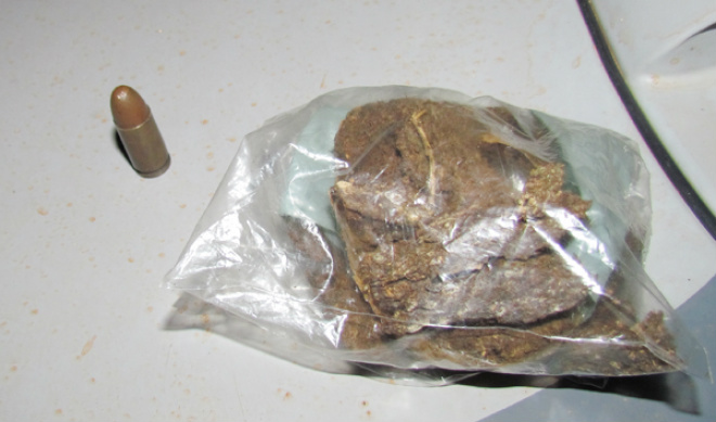 PMs encontraram um invólucro de maconha e uma munição de arma de fogo, de uso restrito calibre 9 m (Foto: Divulgação)