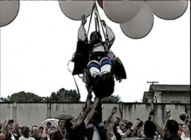 Após 10 anos, missa homenageia padre que morreu ao voar com balões O objetivo do padre Adelir de Carli era fazer 20 horas de voo com balões, para divulgar a pastoral que coordenava (Foto: Reprodução/RPC)
