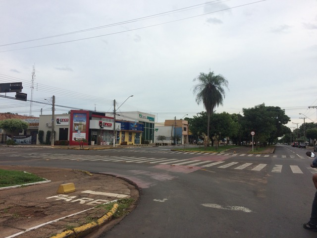 Quinta-feira será de tempo quente com possibilidade de chuva à tarde Av. Filinto Muller na manhã desta quinta-feira: muitas nuvens e possibilidade de chuva à tarde. Foto: Gisele Berto