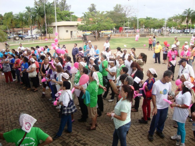 Em Três Lagoas, várias pessoas participaram do dia que marcou o início do Outubro Rosa, caminhando até a Praça Senador Ramez Tebet onde aconteceram várias manifestações (Foto: Assessoria de Comunicação)