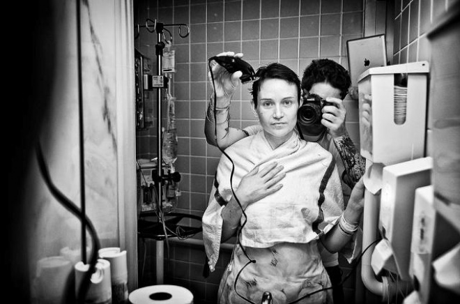 O fotógrafo americano Angelo Merendino descobriu que a mulher, Jennifer Merendino estava doente, e com autorização da companheira registrou toda evolução do câncer até a morte da companheira  