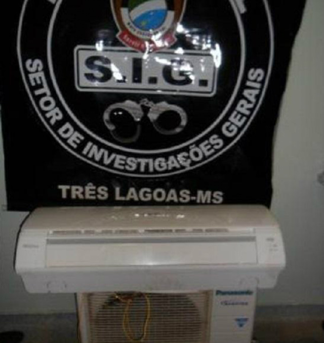 O aparelho de ar condicionado foi apreendido na casa de um acusado de tráfico de drogas (Foto: Divulgação)