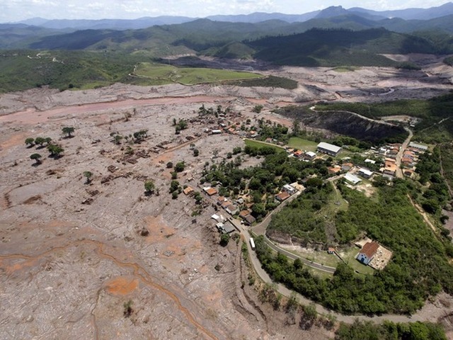 Vista aérea do distrito de Bento Rodrigues, em Mariana, após o rompimento de barragens de rejeitos da mineradora Samarco (Foto: Ricardo Moraes/Reuters)