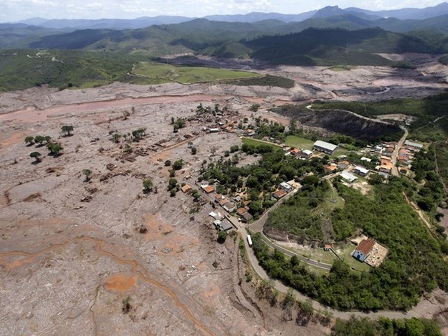 Justiça Federal suspende ação criminal que tornou acusados réus por homicídio no desastre de Mariana Vista aérea do distrito de Bento Rodrigues, em Mariana, após o rompimento de barragens de rejeitos da mineradora Samarco (Foto: Ricardo Moraes/Reuters)