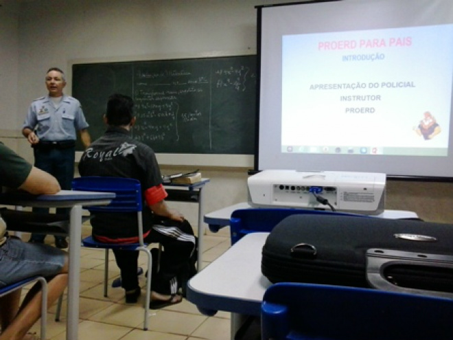 PM de Três Lagoas inicia aula do Proerd para pais dos alunos O conteúdo curricular deste programa consiste em cinco lições que se concentram em fornecer aos pais informações relevantes sobre drogas (Foto: Divulgação/Assecom)