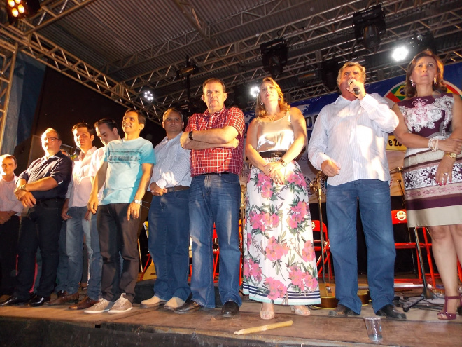 O deputado Eduardo Rocha foi recepcionado pelo prefeito Robinho assistiu a apresentação da Banda Marcial Cristo Redentor, de Três Lagoas que se apresentou para o público concentrado na praça central de Aparecida do Taboado (Foto: Assessoria de Comunicação)