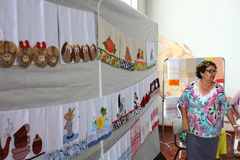 Departamento de Cultura recebe exposição de bordados nesta semana As bordadeiras colocaram para apreciação e venda panos de prato, toalhas de rosto e banho, almofadas, toalha de mesa, jogos para cozinha e para banheiro, cabides bandôs para fogão. (Foto: Assessoria)