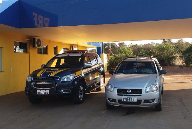 A caminhonete possuía ocorrência de roubo no último sábado (6), às 11h30, em Uberaba (MG). (PRF / Divulgação)