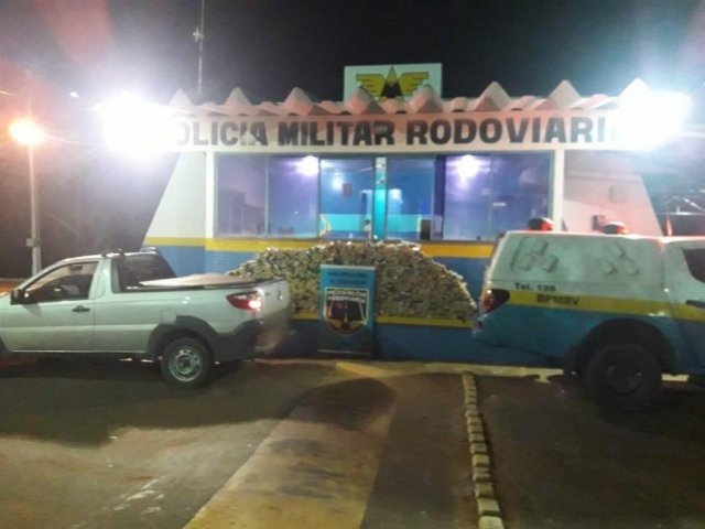 Batedores fogem, mas traficantes são presos com quase 800 quilos de maconha Veículo aprendidos e tabletes de droga que eram transportados na carroceria e cabine. (Foto: Divulgação)