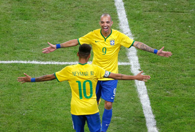 Após o primeiro gol, Tardelli procura Neymar para comemorar com um abraço (Foto: Globo Esporte)