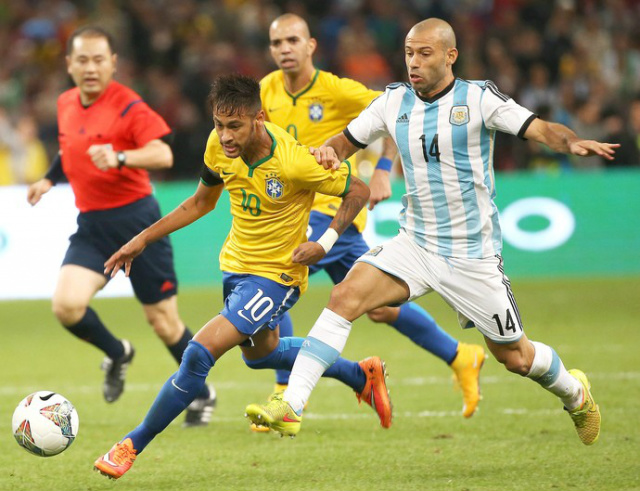 Sob as vistas do juiz e com apoio de Tardelli, Neymar vence uma disputa pela bola, demonstrando superioridade (Foto: Globo Esporte)