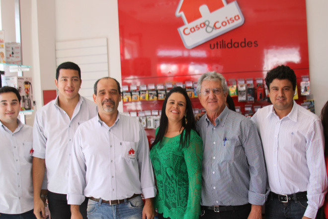Diretores da nova franquia com técnicos da Casa & Coisa e o presidente da Associação Comercial de Três Lagoas, Atílio D'agosto (Foto: Ricardo Ojeda)  