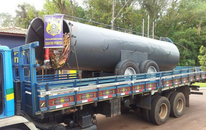 Droga estava escondida num distribuidor de esterco líquido (Foto: Divulgação PRF)
