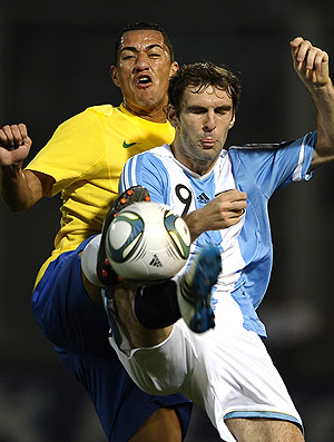 Bolas na trave não resolvem: Brasil e Argentina ficam no zero em Córdoba Boselli recebe forte marcação de Ralf (Foto: AFP)