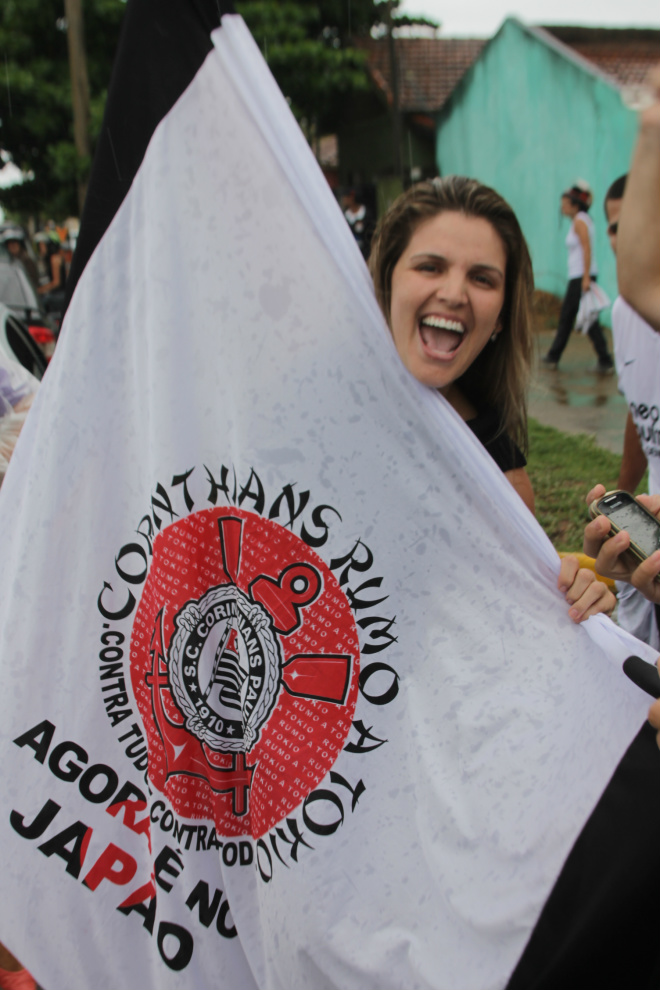 Torcedora mostra com muito orgulho e alegria bandeira 