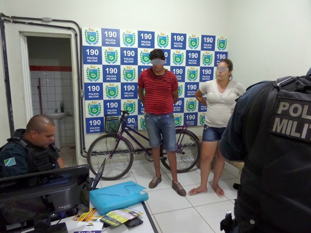 Homem tenta roubar celular no centro e é perseguido por populares Com ajuda de adolescente, o autor praticava crimes de furto e roubo pela região (Foto: Celso Daniel)