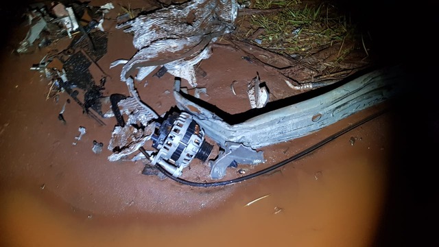 Acidente da Rodovia da Morte deixa uma criança morta e quatro pessoas gravemente feridas A batida foi tão violenta que o alternador do veiculo ficou a uma distância de 50 metros de onde o carro parou (Foto: Ricardo Ojeda)