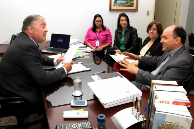 Assembleia Legislativa e Escola do Legislativo reafirmam parceria com TRE-MS O objetivo do encontro foi organizar o processo eletivo do Parlamento Jovem 2015/2016. (Foto: Assessoria)