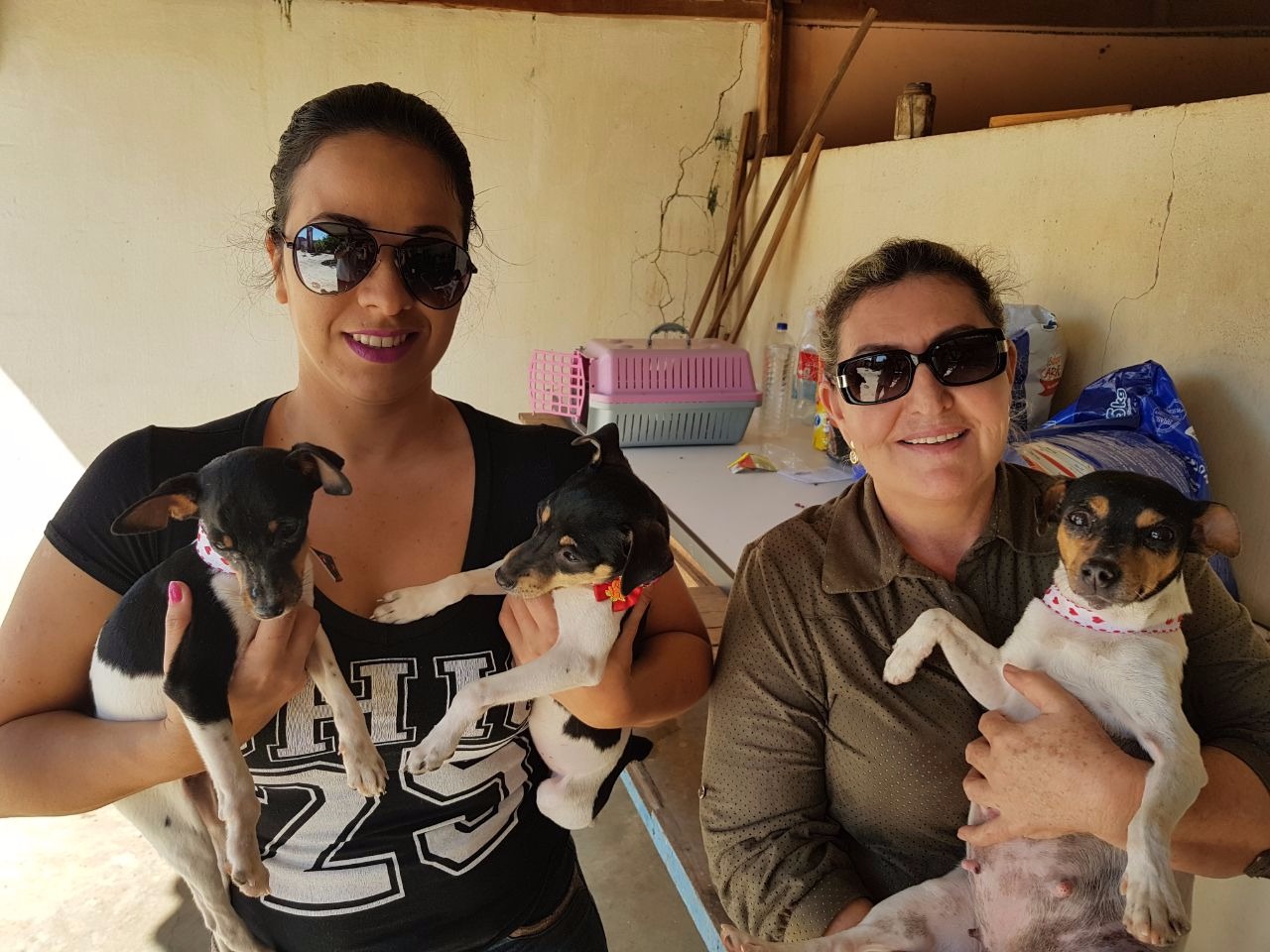 Ivone Ferreira de Souza e Charlene Bertoldo, voluntárias do Protetoras Três Lagoas. (Fotos: Ricardo Ojeda/ Perfil News). 