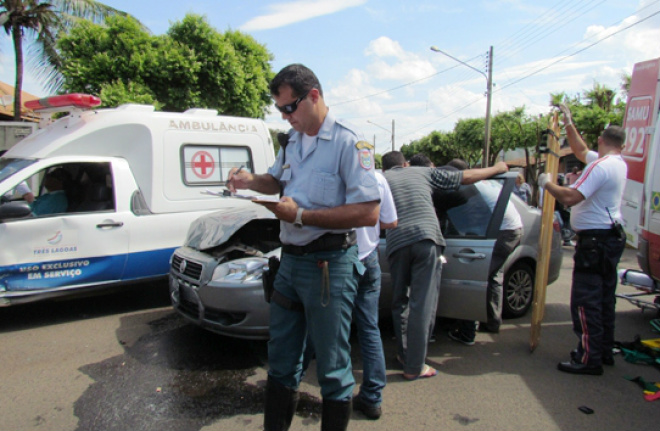 Ambulância da prefeitura de Três Lagoas invade preferencial e provoca acidente A ambulância seguia sentido centro/bairro e não teria respeitado a placa de pare, existente no cruzamento e colidiu com veículo Fiat Siena, placas HTQ- 0243, conduzido por Marcos Ladeia Candor, que foi levado ao hospital com suspeita de fratura no braço (Fotos: Perfil News)
