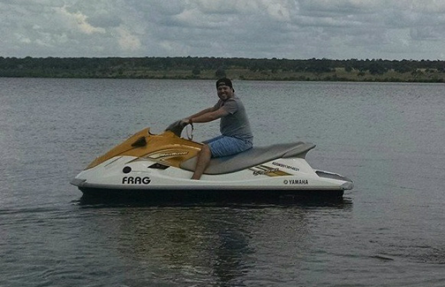 O Engenheiro Mecânico, Vinicius Martins Barbosa, de 31 anos no Jet Sky momentos antes de acontecer a fatalidade (Foto: Facebook)