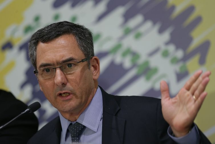 Governo pode adiar reajuste dos servidores, diz ministro da Fazenda O ministro Eduardo Guardia está em Washington para reuniões do FMI e do Banco Mundial - Arquivo/Fabio Rodrigues Pozzebom/Agência Brasil