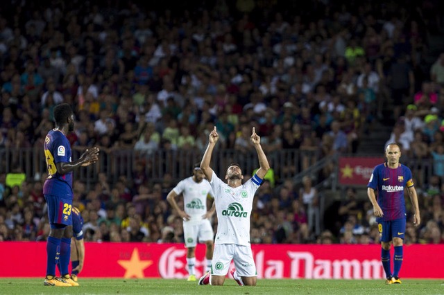 Sobrevivente da tragédia da Chapecoense, Alan Ruschel voltou ao futebol nesta segunda-feira, no amistoso contra o Barcelona Foto: Quique García/EFE