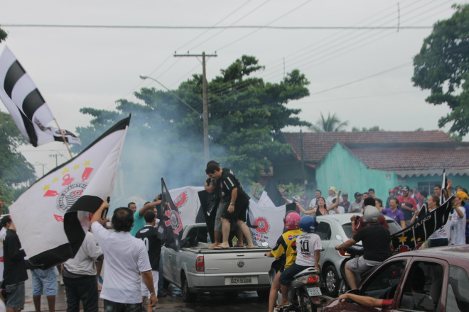 Torcedores fecharam a avenida Filinto Muller