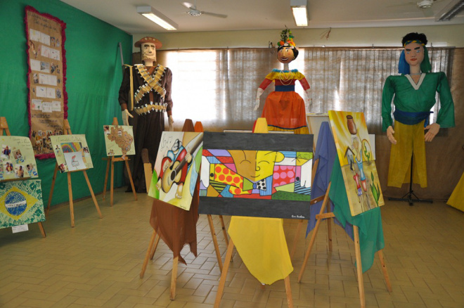 Os convidados puderam conferir a exposição com os trabalhos confeccionados pelos alunos durante o projeto (Foto: Divulgação/Assecom)