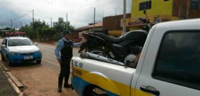 PMR recupera motocicleta usada em roubo em Três Lagoas A moto com as mesmas características foi encontrada às margens da rodovia. (Foto: Assessoria)