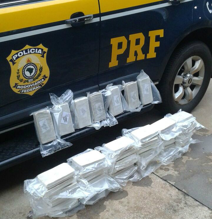 Os policiais abriram o tanque, e encontraram 43 tabletes de substância com características de cocaína que pesou 46 kg. (Foto: PRF)