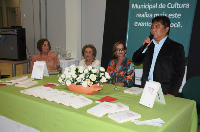 Na solenidade de lançamento do livro estavam presentes: as escritoras Glorinha Sá Rocha e Maria Adélia Menegazzo; vice-prefeito Luiz Akira; artista plástica, Branca Tanaka, Vickie Vituri; e a professora e poetisa Flora Thomé (Foto: Divulgação/Assecom)