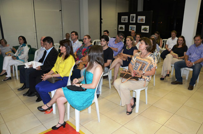 O lançamento foi no saguão da Biblioteca Municipal Rosário Congro, na noite desta quinta-feira (Foto: Divulgação/Assecom)