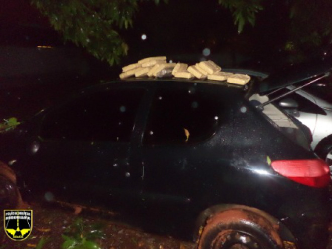 PMR apreende carro com 150 kg de maconha em Vista Alegre No interior do veículo foram localizados 185 tabletes de maconha (Foto: Divulgação/Assecom)