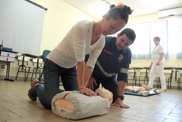 Saúde promove capacitação de técnicas de primeiros socorros Foi destacada a importância das técnicas adequadas de atendimento e reanimação de pacientes (crianças e adultos) com parada cardio- respiratória (Foto/Assessoria)
