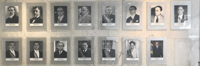 Planalto divulga retrato oficial de Jair Bolsonaro como presidente Galeria de ex-presidentes, no Palácio do Planalto, em imagem de dezembro de 2018, quando Temer ainda estava no mandato — Foto: Luiz Felipe Barbiéri / G1
