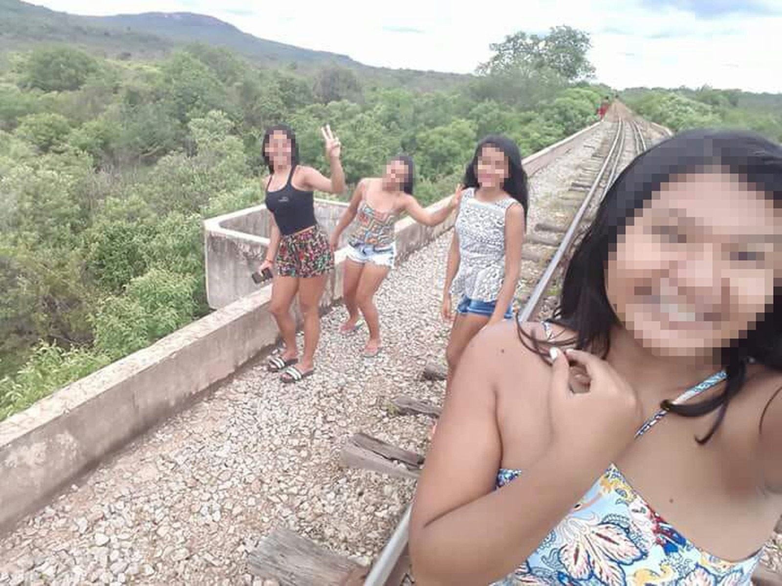 Adolescentes ficaram feridas ao cair de ponte durante selfie em Castelo do Piauí (Foto: Divulgação/Polícia Civil)
