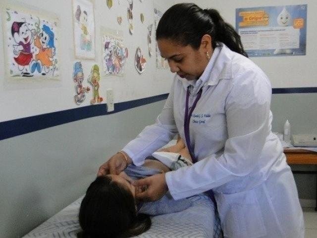 MS ainda precisa de 17 médicos para preencher vagas deixadas por cubanos Médica cubana atendendo criança em unidade de saúde de Dourados (Foto: Hédio Fazan/Dourados Agora)