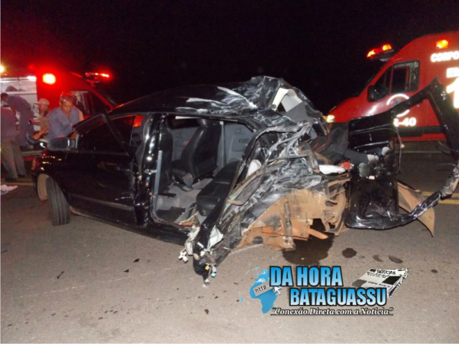 Veículo ficou completamente destruído com o impacto (Foto: Tiago Apolinário/Da Hora Bataguassu)