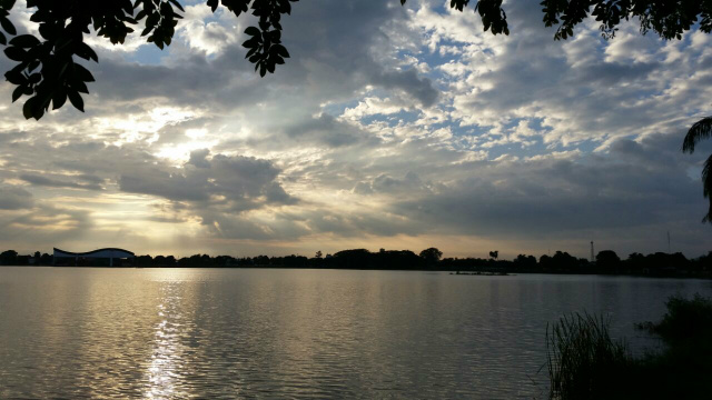 Com nuvens, o nascer do sol pode ser visto da Lagoa Maior. (Foto: Ricardo Ojeda) 