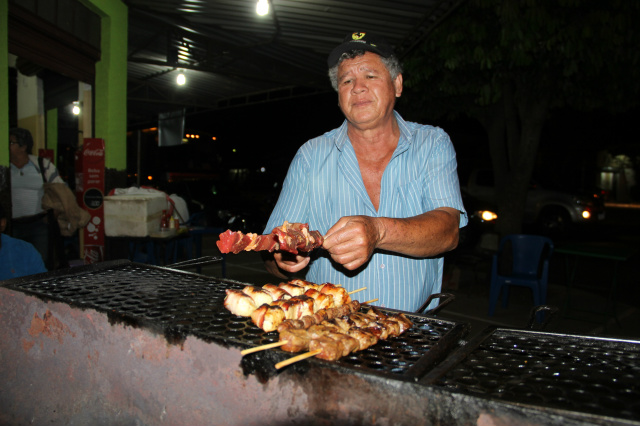 João Domingues de Melo,conhecido como ‘’João do espetinho do Sakamoto’’. João tem 58 anos, e há 20 trabalha no mesmo ponto e já conquistou clientela cativa (Foto: Polllyana Elloy)