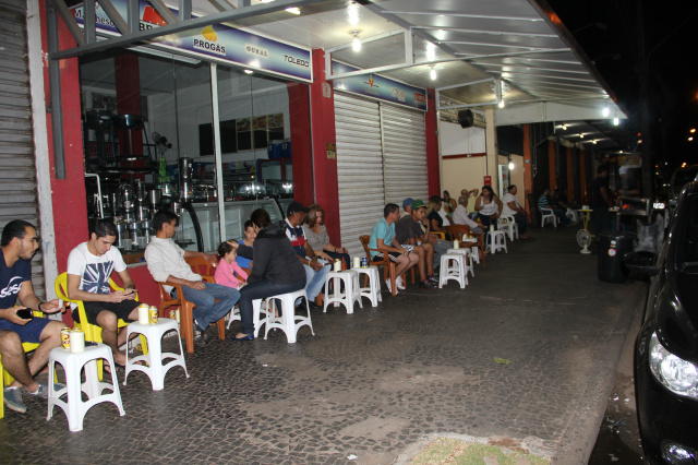 Em alguns pontos da cidade os clientes são atendidos na calçada, que aproveitam para encontrar os amigos e colocar a conversa em dia (Foto: Polllyana Elloy)