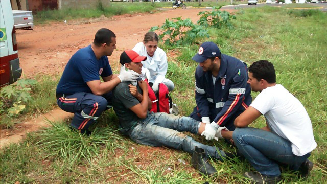 O motociclista foi atendido pela equipe do SAMU, ainda no local do acidente e depois encaminhado à UPA (Foto: Celso Daniel/Perfil News)