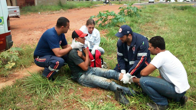 Motorista de caminhonete foge, após atropelar motociclista e bater em carro O motociclista foi atendido pela equipe do SAMU, ainda no local do acidente e depois encaminhado à UPA (Foto: Celso Daniel/Perfil News)