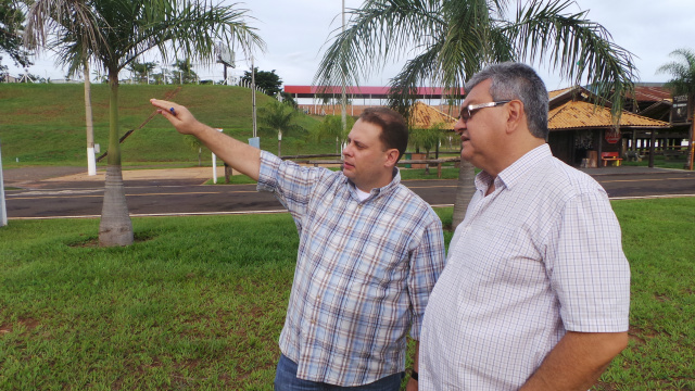 O coordenador da feira, Robson Trevisam mostra ao diretor do Perfil News os espaços onde serão instalados os estandes das empresas (Foto: Lucas Gustavo) 