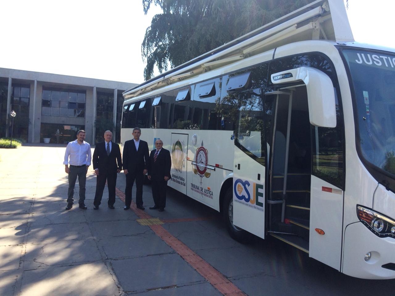 Eldorado repassa ônibus para TJMS Eldorado repassa ônibus para TJMS. (Fotos: Divulgação).