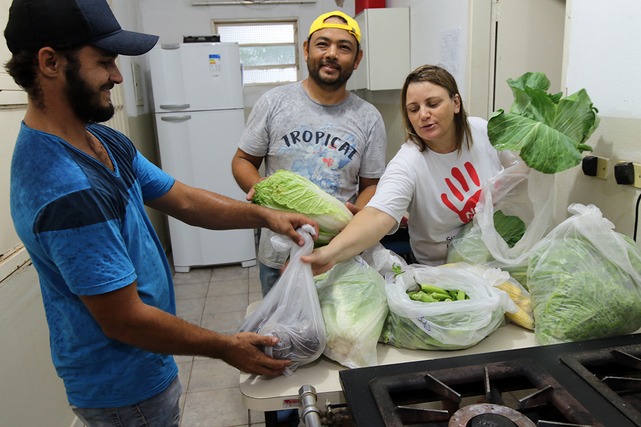 Prefeitura investe mais de R$ 1,7 milhão na merenda escolar adquirindo produtos da região Julio entrega os itens produzidos no Assentamento 20 de Março. Divulgação