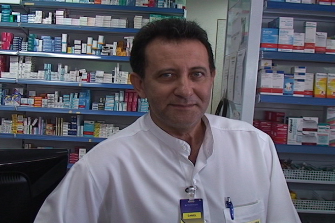 Na foto, Daniel ao lado dos remédios
Foto: Dieysson G. Silva