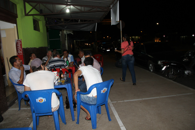 Os clientes do João dispõe de mais conforto. São atendidos nas mesas, instaladas na calçada do cruzamentos da avenida Capitão Olinto Mancine, com a rua Duque de Caxias (Foto: Pollyanna Elloy)) 